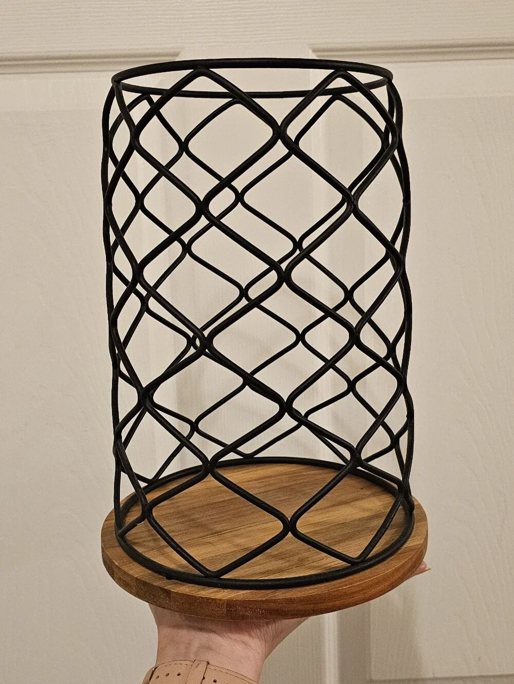 Keurig K-cup Black Wire Decorative Holder with Wood Base